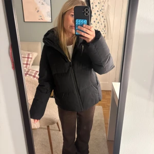 Vinterjacka - Så fin vinter jacka från uniqlo! Sjukt varm och håller kylan❄️Använd en vinter men är i ett väldigt gott skick 
