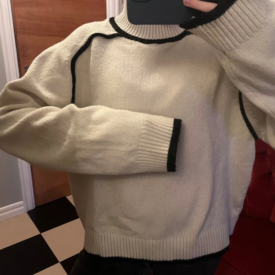 Beige polotröja med svarta detaljer - 1