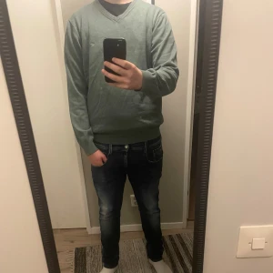 Grön v-ringad tröja Fynch Hatton - Snygg grön v-ringad tröja från Fynch Hatton i storlek Large. Tröjan är tillverkad i mjuk bomull och har ribbade muddar vid ärmslut och nederkant. Perfekt för dig som gillar enkel och stilren design med en chill vibe. Ny priss 899