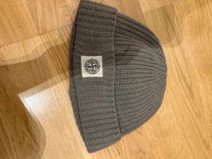 Stickad mössa Stone Island  - Stickad mössa från Stone island. Kan ta fler bilder vid önskemål! 