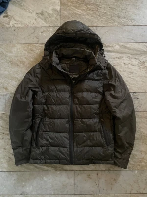 Massimo Dutti jacka - Riktigt snygg Massimo Dutti jacka i mörkgrön färg! St M! Fint skick! Hör av dig vid ytterligare frågor! Mvh Henry 