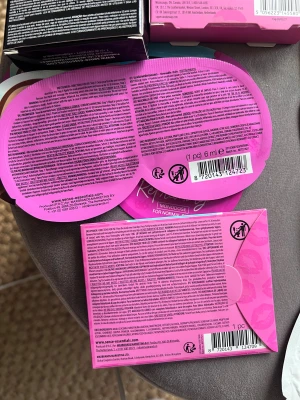 Kit med ansiktsmasker, ögonpads & vaxremsor - Stort kit med flera ansiktsmasker, ögonmasker, läppmask och vaxremsor. Innehåller peel-off mask med kol, sheet masks för ögon, hydrogel läppmask, peach eye pads, bubblande ansiktsmask, manuka honey peel-off mask och närande face mask från Nivea. Färgerna är rosa, svart, blå, vit och guld. Material: hydrogel, papper, gel. Peach eye pads är oöppnade, kol-maskerna är 4st kvar i och vaxremsorma är 10st kvar. Annars är allt nytt 🩷 Säljer pga att det inte används och bara ligger och skräpat i en låda!