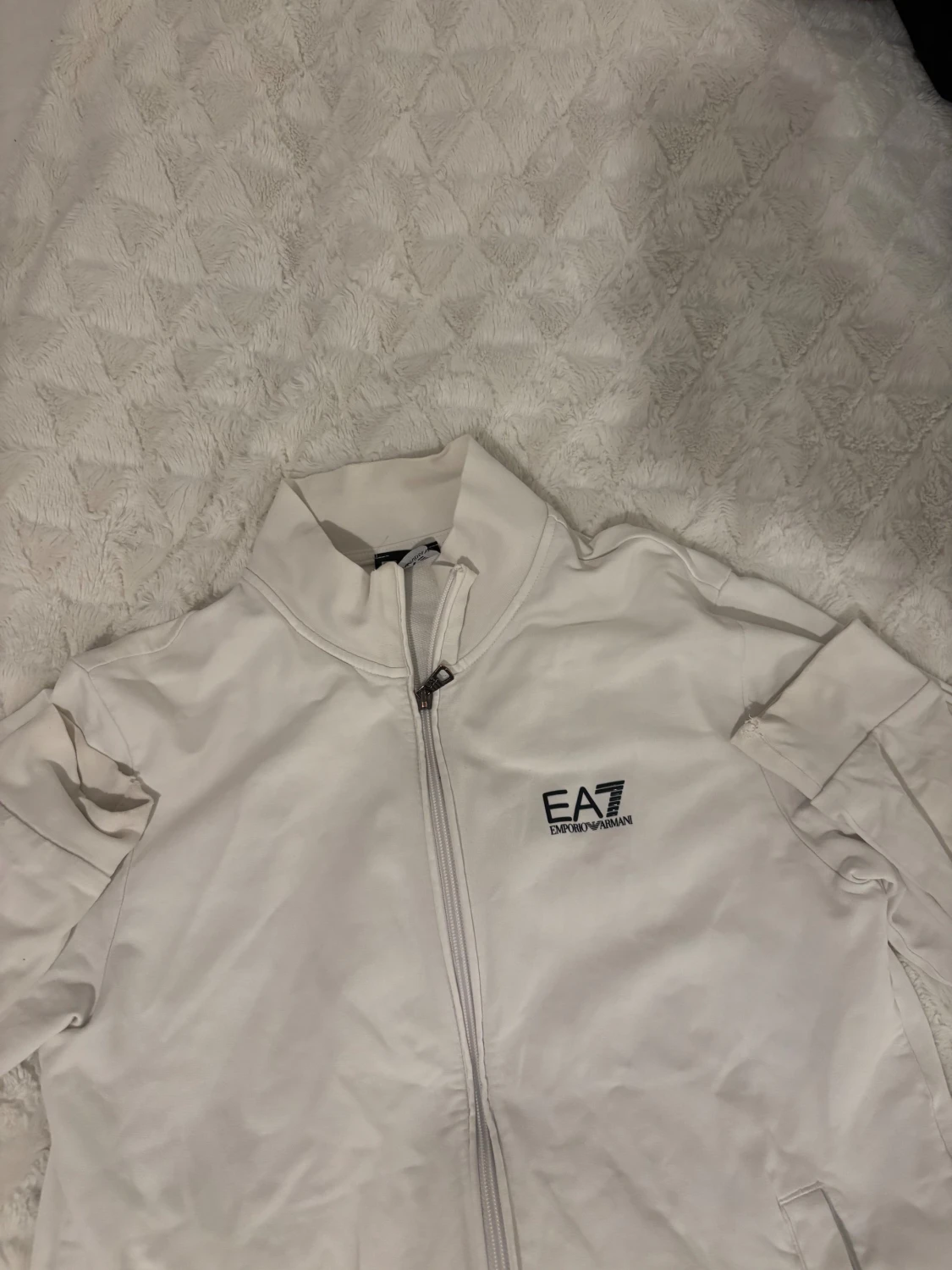Vit EA7 zipjacka med hög krage