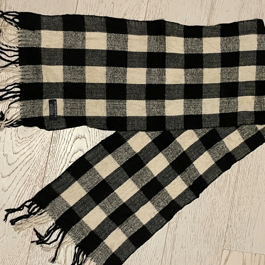 Rutig svartvit halsduk från Burberry - 3