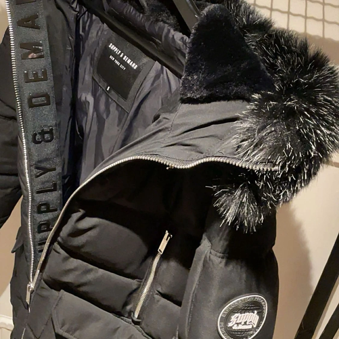 Svart pufferjacka Supply & Demand - 2