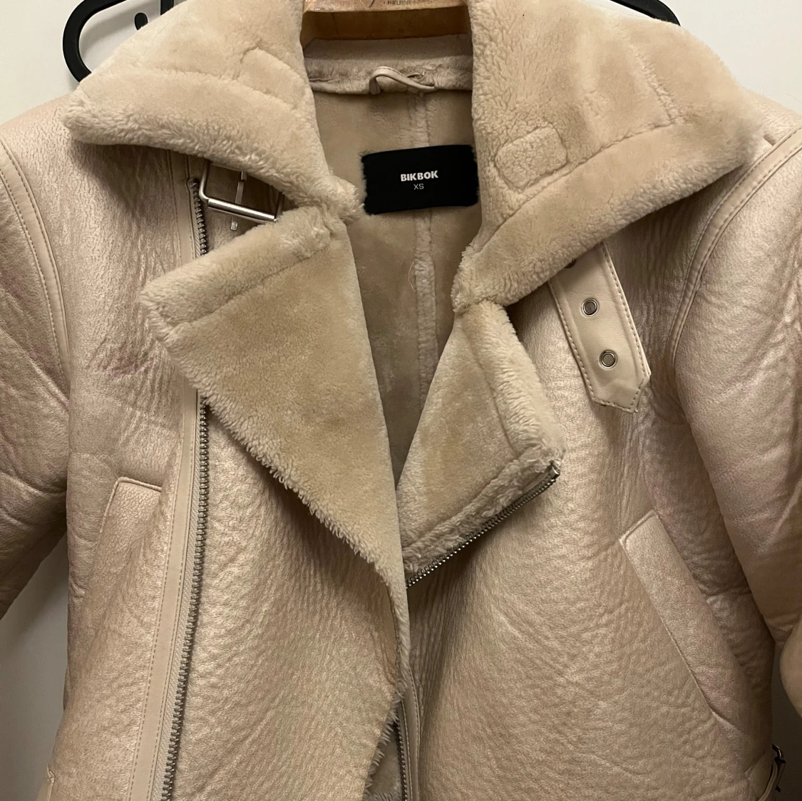 Beige teddyjacka från BikBok XS - 1