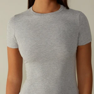 Intimissimi t-shirt  - Perfekt basplagg från intimissimi i storlek S, aldrig använt! Säljs då jag redan har den i andra färger💕