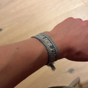 Blå Christian Dior J'Adior armband - Christian Dior Armband - Färg: Grå/Blå - Skick: 10/10 - Storlek: Justerbar - Tillbehör: Inga, bara armbandet - Hör gärna av dig vid frågor / AR Resell ⚜️