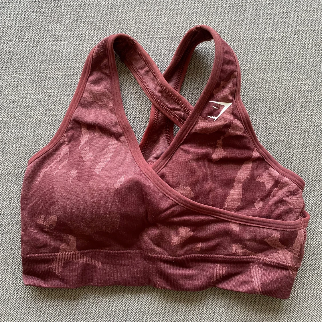 Vinröd sporttopp från Gymshark