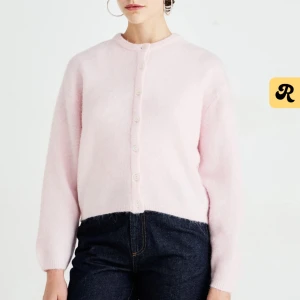 Ljusrosa kofta med knappar - Supermysig ljusrosa kofta med rund hals och knäppning framtill. Knappt använd, i storlek L men är liten i storleken.