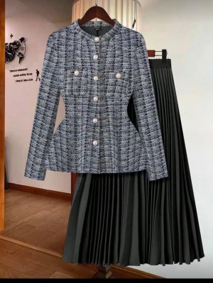 Svart plisserad långkjol - Säljer en svart plisserad långkjol med snyggt fall och klassisk look. Kjolen har hög midja och är i ett lätt, flowy material som ger en elegant siluett. Perfekt för dig som gillar stilrena och tidlösa plagg.