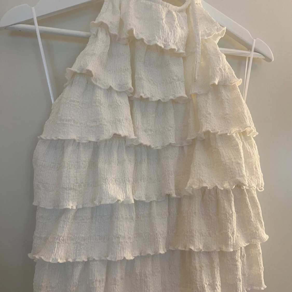 Vit blus med volanger - 1