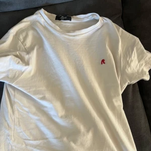 Vit t-shirt från Replay - En skön vit T-shirt från Replay! Jag har bara använt den ett par gånger på grund av att den blev för liten. Nypris= 599kr men jag säljer den för endast 199kr men priset kan diskuteras.