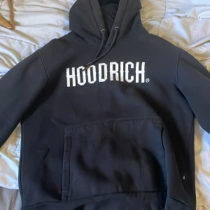 Hoodrich hoddie  - Hoodrich hoddie med tryck vit säljer passar även m för en tjockar hoddie men är storlek l men en hoddie för dig som vill ha på hösten eller vintern när de blir kallare ute inget hål elle skada på den 