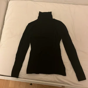 Svart finstickad polotröja🧡💛❤️ - Långärmad svart stickad polotröja som är väldigt höstig och vintage. Super skönt material. Märket är flash. Använd några gånger men skicket är väldigt bra.❤️