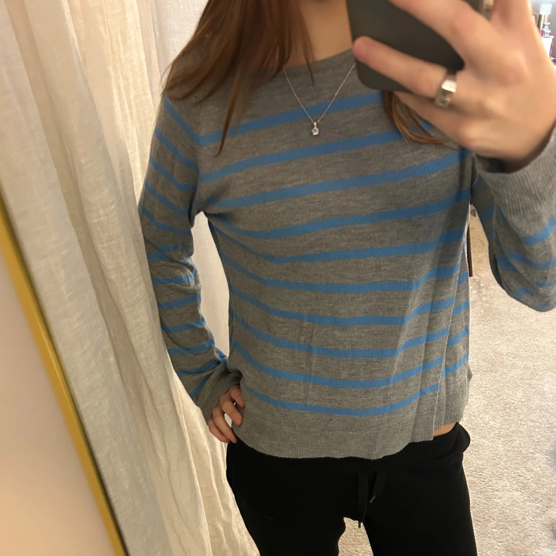 Grå och blå randig tröja