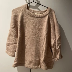 Beige stickad T-shirt från peppercorn - Mysig beige stickad tröja från peppercorn! Bra skick!