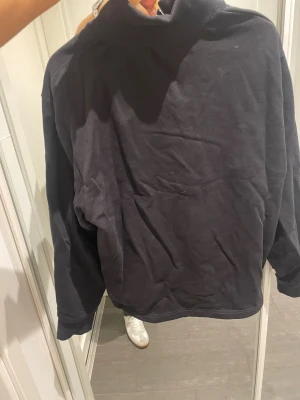 Svart 1/4-ziptröja från Weekday - Säljer en svart quarterzip-tröja från Weekday. Tröjan är i bra skick utan skavanker. Kom med bud vid intresse.