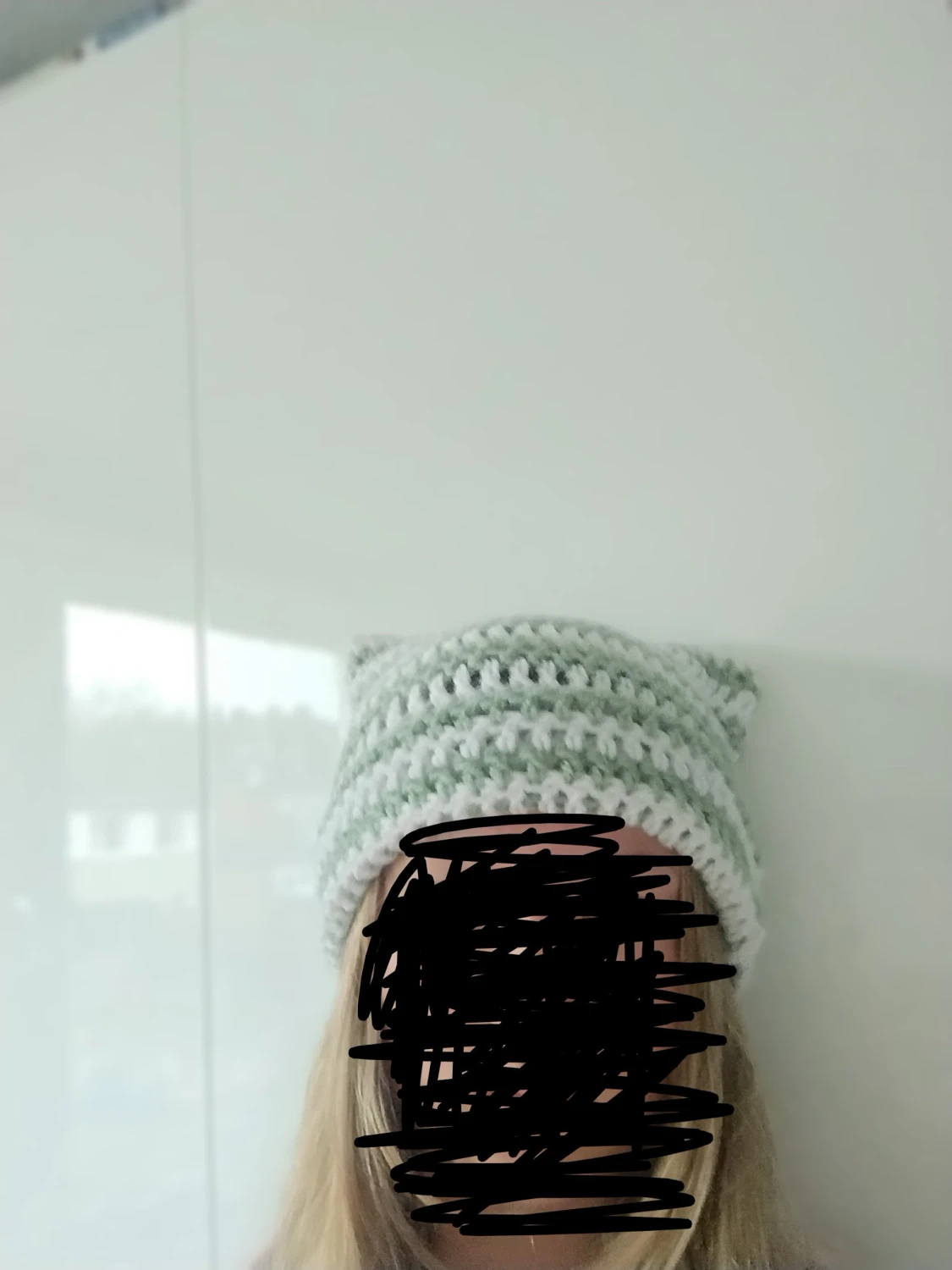 Handgjord virkad mössa i vitt och ljusgrönt - 1