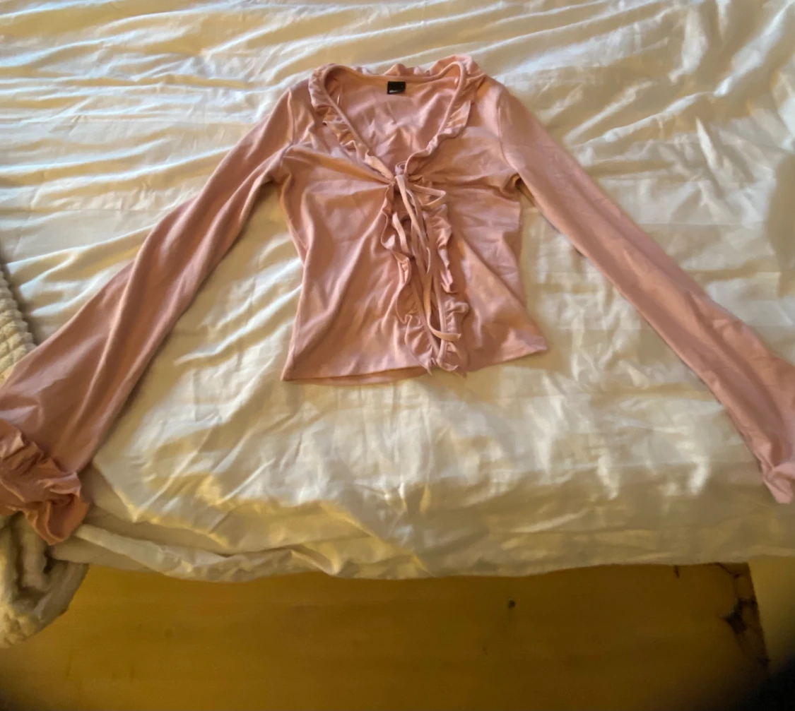 Rosa omlottopp med volanger från Gina Tricot - 2