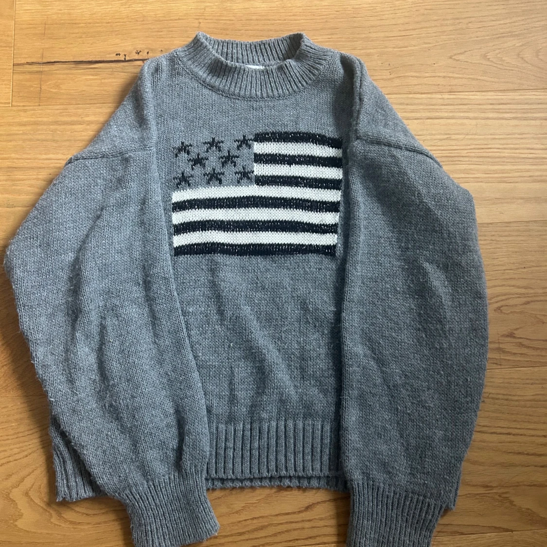 Grå stickad tröja Meet Me There - 1