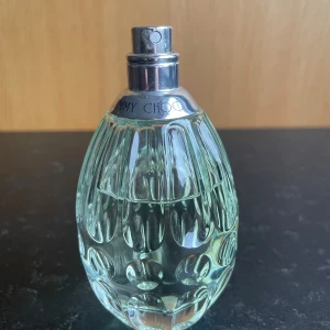 Jimmy Choo Eau de Toilette 90ml - Stilren parfym från Jimmy Choo, 90 ml Eau de Toilette. Flaskan är tillverkad i Frankrike och passar dig som vill ha en ikonisk doft på hyllan. Ca 75 ml kvar. Perfekt storlek för dig som vill sticka ut med något exklusivt.