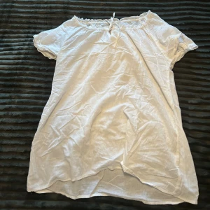 Vit tröja från Soyaconcept - Säljer en vit tröja från Soyaconcept. Står ingen storlek men skulle gissa på S/M