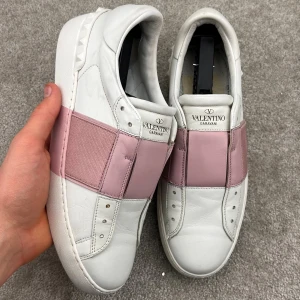 Valentino open rosa - Valentino open rosa | Skick 9/10 | Strl 38,5 | Pris 1599 kr | Tillbehör: Inget | Innersulor saknas | Hör av dig om du undrar något!
