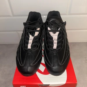Nike Air Max 95 Svarta Sneakers - Nike Air Max 95 sneakers i helsvart med vita detaljer på plösen. Har använt dom 1 gång för att testa. Skorna har en chunky sula, synliga Air Max-enheter och klassisk snörning. Ovandelen är i syntet och textil med coola paneler och reflekterande detaljer. Perfekta för dig som gillar streetstyle och sportig vibe.