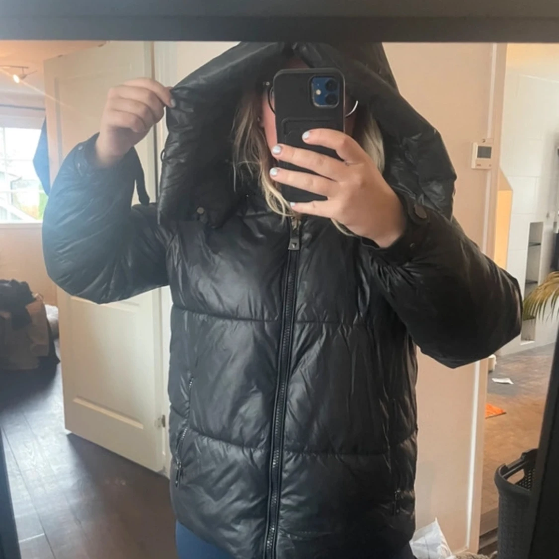 Svart pufferjacka från Guess, M - 1