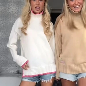 Vääärldens sötaste stickade🫰💞🥹🥹 - Vill se intresset för denna sjukt snygga stickade polotröjan med rosa kant!! Den är ifrån meet me there x Filippa montan🥳🫰💞😇 jag har bara haft på mig den 1 gång så den är i topp skick!! I storlek s-m men skulle säga att den passar xs-m👍🥰 nypris är 560 men jag söker för 450kr då den är använd en gång 