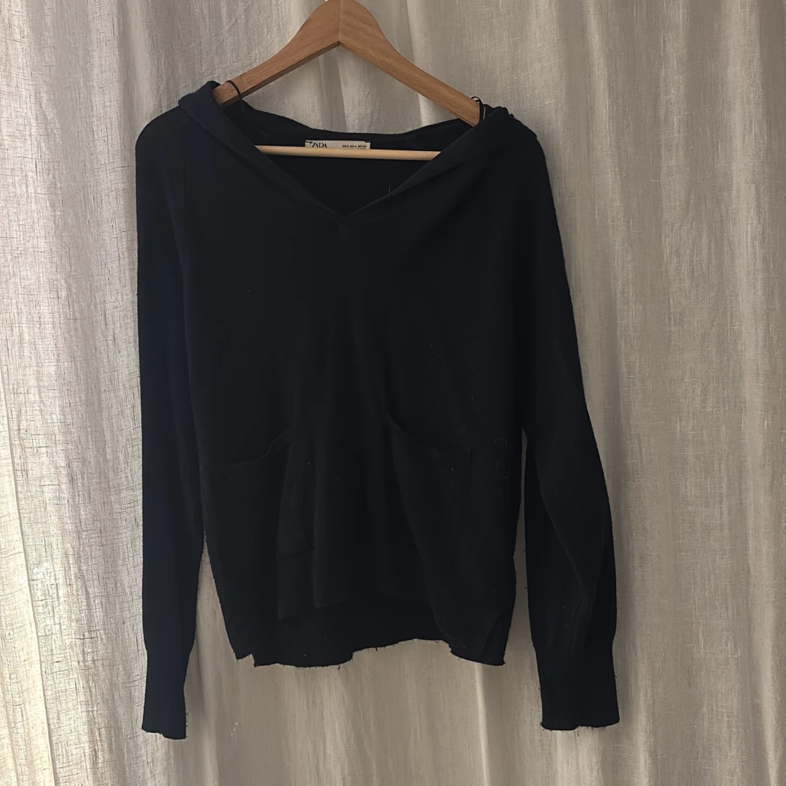 Mörkblå stickad hoodie från ZARA