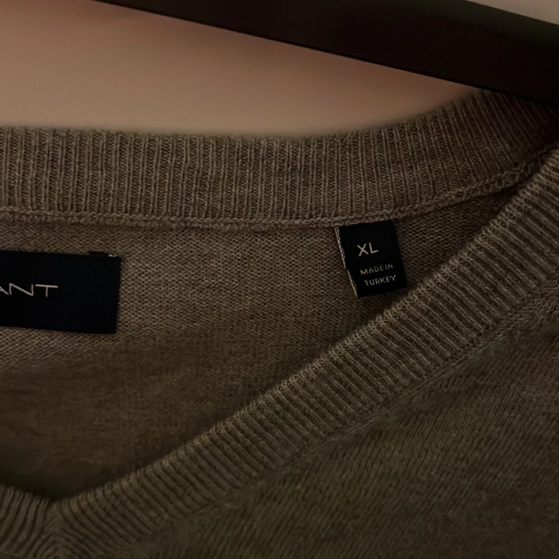 Grå v-ringad tröja från GANT XL - 1