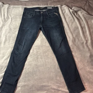 Mörkblå Replay jeans slim fit - Säljer dessa mörkblå Replay jeans i slim fit och jeans modell RIK. Storlek är 31 32. Med detaljerna som Replay gör med sina jeans ser dessa mycket stiliga ut. Priset är inte fast.