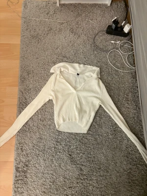 Vit långärmad tröja - En vit långärmad tröja med krage, den är även urringad. Använd några gånger 