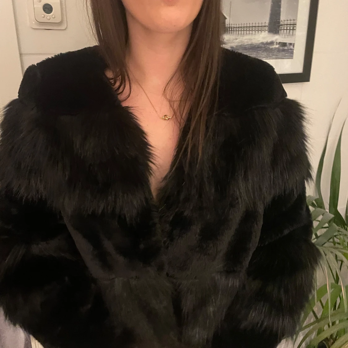 Svart fluffig pälsjacka