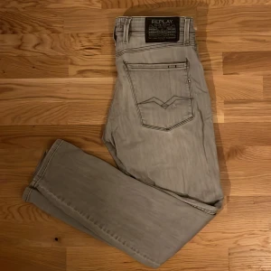 Replay anbass - Nu säljer vi ett par snygga replay anbass jeans‼️Väldigt bra skick | nypris :1599 | slim fit | perfekt färg till vintern‼️ | skicka om du har några frågor 