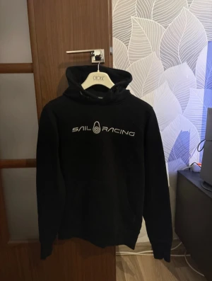 Svart hoodie från Sail Racing XS - Svart hoodie från Sail Racing i storlek XS, knappt använd så jätte bra skick 