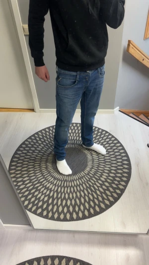 Replay Anbass jeans blå herr - Snygga Replay Anbass jeans i klassisk blå tvätt. Nästan helt nya andvända Max 2 gånger. Slim, straight passform. Jeansen har Replay-logga på fickan och bak på läderpatchen. Tillverkade i mjukt bomullsmaterial med stretch för extra komfort. Nypris 2000 kr. Priset kan diskuteras 