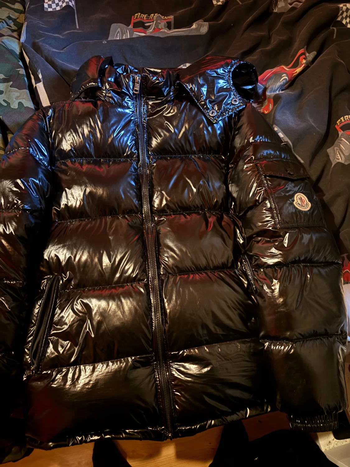Säljer en moncler Maya jacka