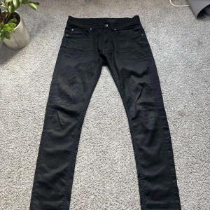 Svarta Jeans från Tiger of Sweden - Säljer nu mina Tiger of Sweden jeans i storlek W29 och L32, modellen är i mesh material och byxorna är så gott som nya då de är använda väldigt få gånger! Skick: 9/10. Priset är absolut ej hugget i sten och vid en snabb affär kan jag gå ner i pris! Hör gärna av er vid minsta lilla fråga!!!