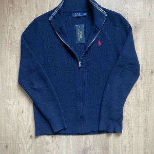 Ralph lauren stickad tröja - Superfin kvalitet Stlk M, passar lika bra till S Hör gärna av er om ni har frågor