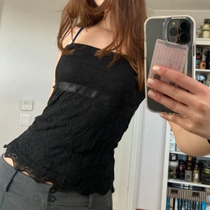 Svart topp - Svart topp med spets och band vid midjan, bra skick 