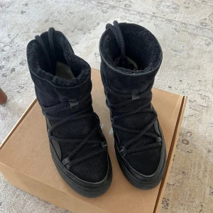 Svarta Inuikiis - Super fina, använda typ 3-4 gånger💞💞 jätte fint skick 😍nypris 3000kr