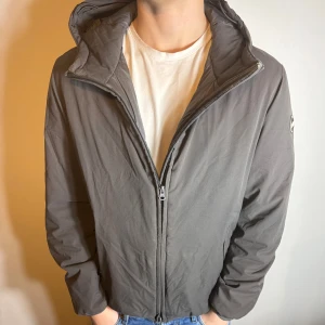 Colmar Jacka - En väldigt snygg och stilren colmar jacka, perfekt för vintern! Väldigt fint skick förutom ett mikro hål på ena armen, inget som märks av. Lätt dunfodring inuti jackan. Passar S. Hör av er vid frågor!  