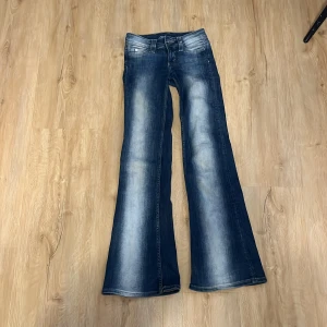 Cheap Monday Jeans! -  Säljer mina jättesnygga Cheap Monday jeans, i storlek 23/30, tyvärr är för små😓 Är perfekt skick, förutom att de har litet jack, Men man ser knappt det!💕 Pris kan diskuteras! KAN TVÄTTA DE INNAN DU KÖPER!!!!