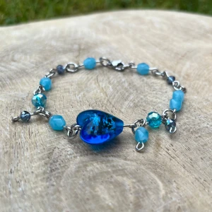 Blått armband  - Vackert armband av blå glaspärlor och rostfritt stål omfattning💙💍🌊