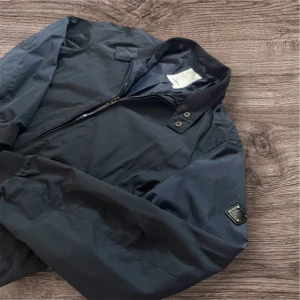 J Lindeberg Jacka - Riktigt fet J Lindeberg overshirt som är perfekt för den kommande hösten, pris kan diskuteras🤝