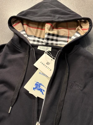 Zip up - Hej, säljer en kofta som är perfekt nu till kalla vädret. Anledningen till att jag säljer den är för att den var för litet och vill bli av med den. !!Priset kan diskuteras!!  Skriv privat för mer info.