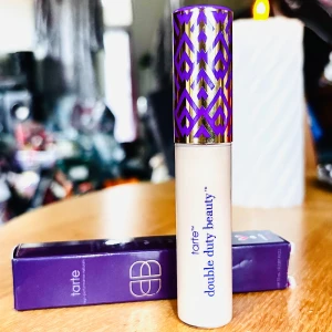 Tarte Shape Tape concealer! - Tarte Shape Tape concealer ”12S Fair”. 10 ml. Oanvänd med kartong.   Tarte’s bästsäljande Shape Tape concealer är en fullt täckande veckfri formula med Tape technology™ som hjälper till att släta och sudda ut fina linjer och rynkor. Appliceras enkelt med jumbo speed smoother™.